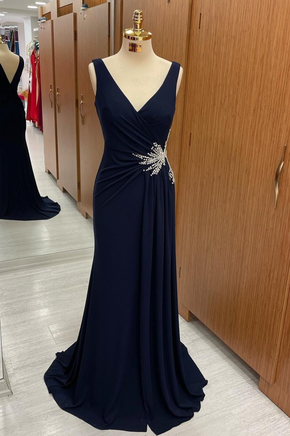 Wunderschönes, dunkelmarinefarbenes, plissiertes Ballkleid mit Trägern, V-Ausschnitt und Strasssteinen