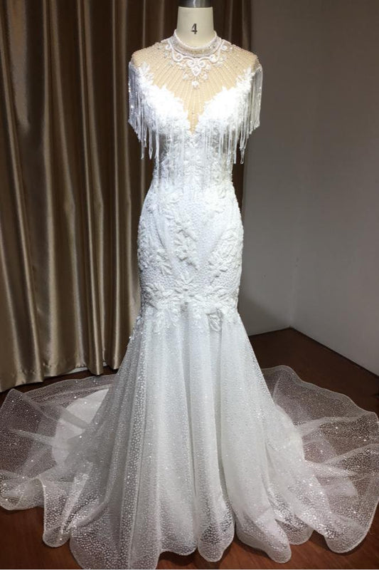 Hochgeschlossenes Brautkleid im Meerjungfrau-Stil mit Perlenquaste