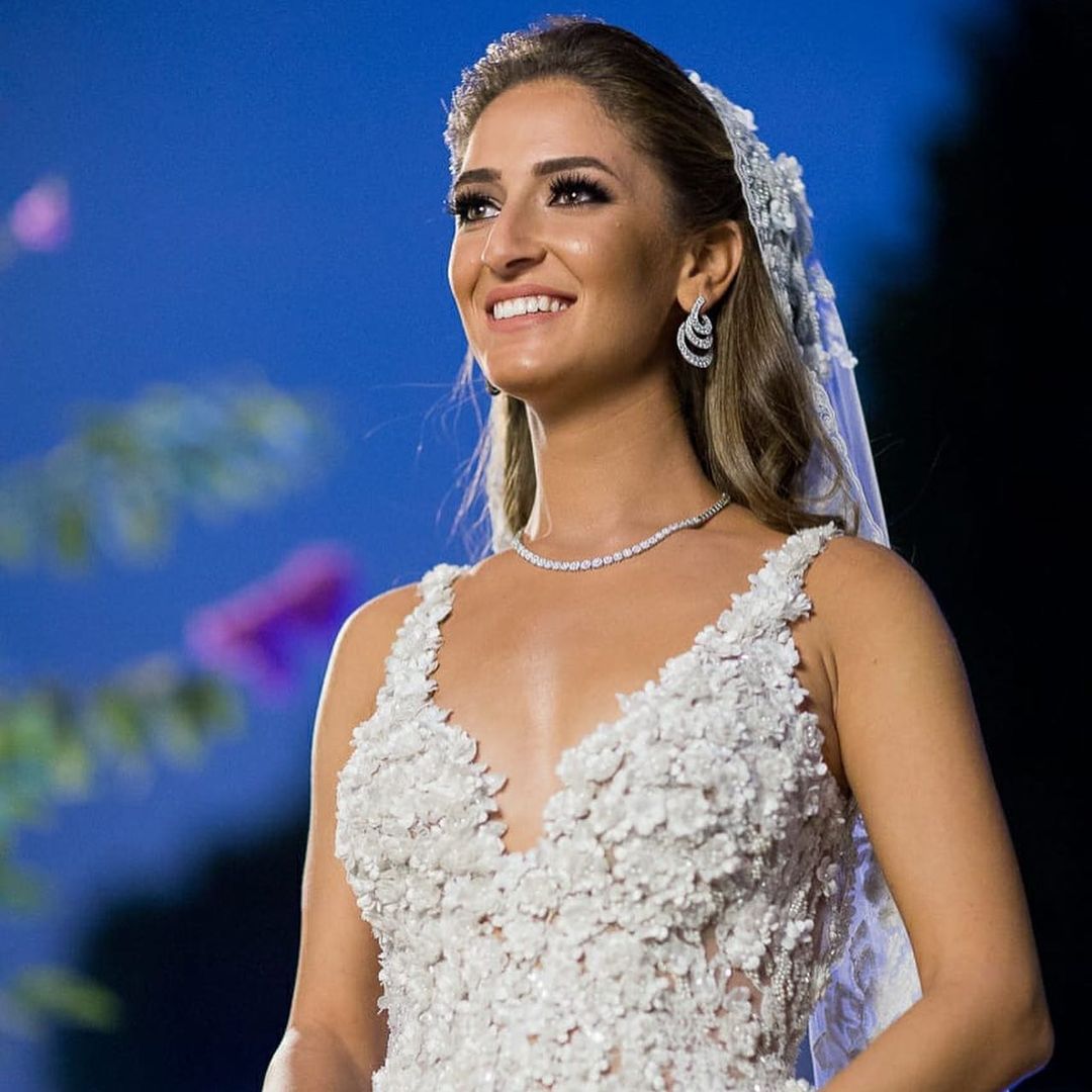 Glamouröses langes A-Linien-Brautkleid mit Blumenmuster und Spitze mit V-Ausschnitt