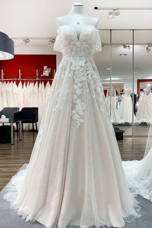 Ärmelloses, schulterfreies Brautkleid in A-Linie mit Spitzenapplikationen