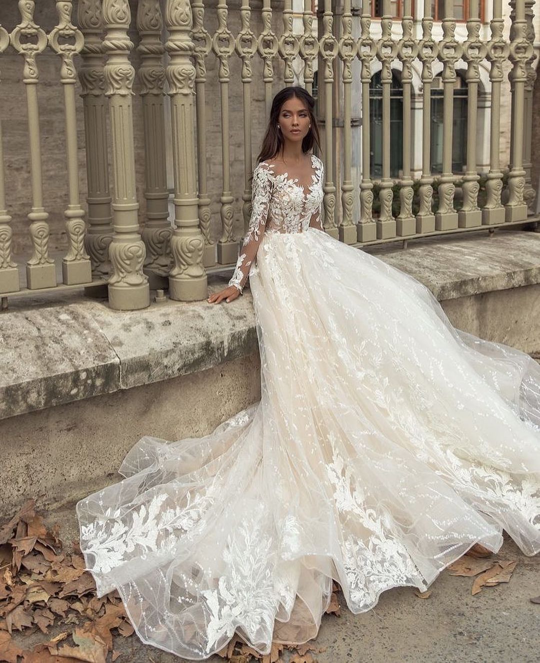 Wunderschönes Bateau-Brautkleid in A-Linie mit langärmliger Schleppe und Spitzenapplikationen