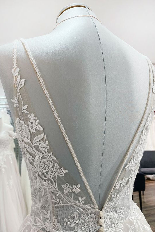 Elegantes, langes A-Linien-Hochzeitskleid aus Spitze mit V-Ausschnitt und Tüll-Spaghettiträgern