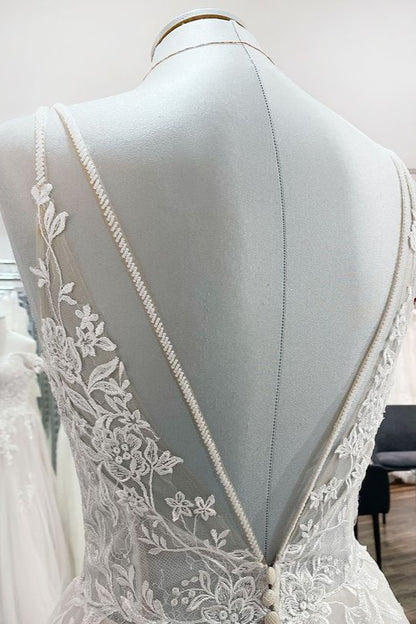 Elegantes, langes A-Linien-Hochzeitskleid aus Spitze mit V-Ausschnitt und Tüll-Spaghettiträgern