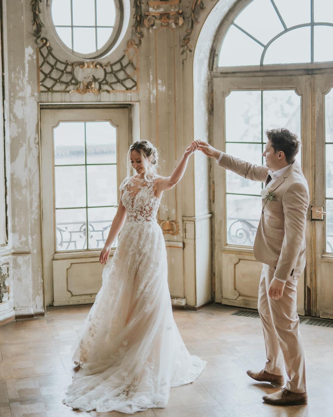 Langes Boho-Hochzeitskleid aus Tüll in A-Linie mit Spitzenapplikationen