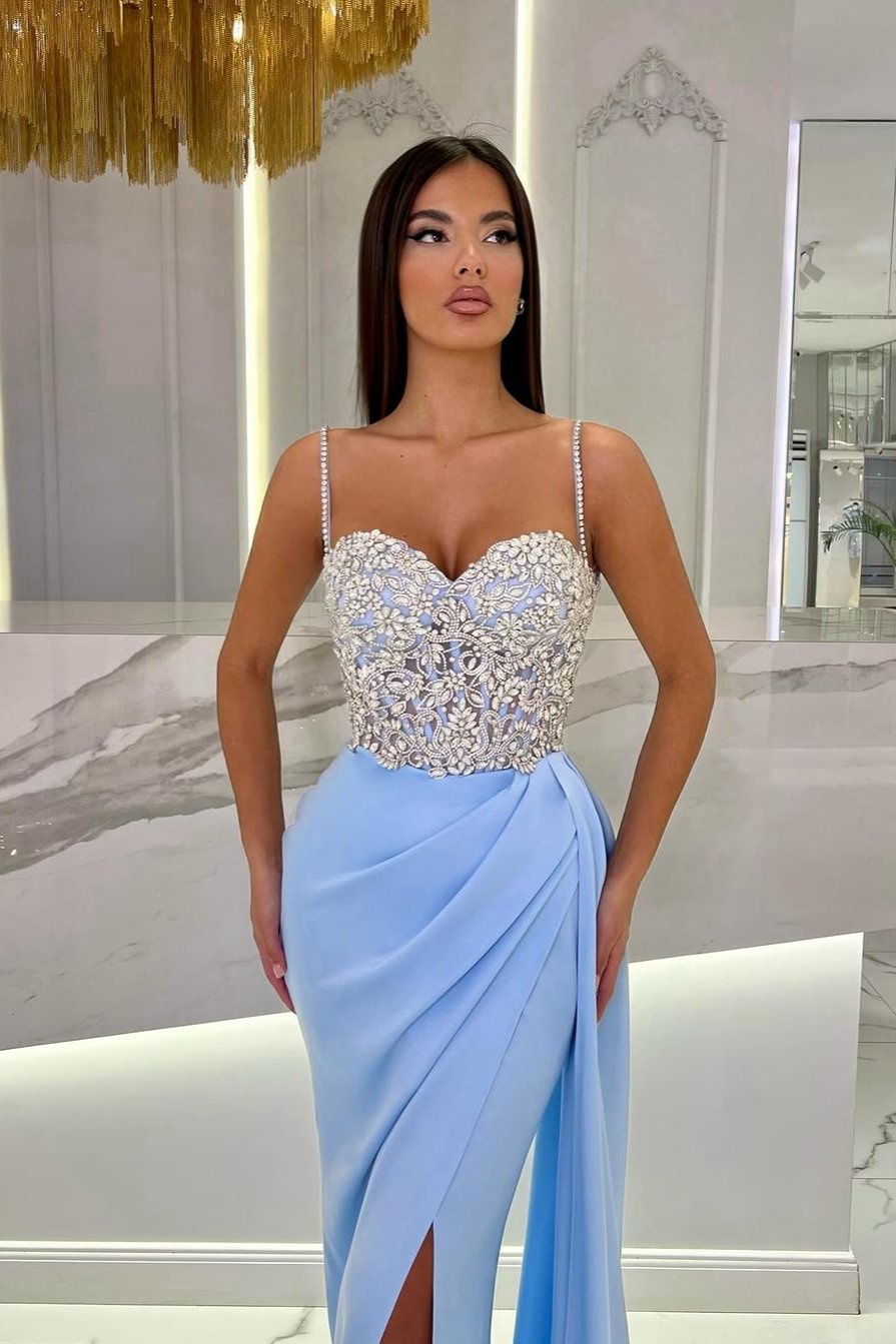 Babyblaues Ballkleid mit herzförmigen Applikationen mit Spaghettiträgern und hohem Schlitz