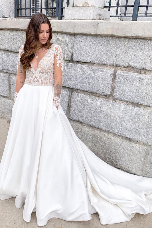 Edles, bodenlanges Satin-Brautkleid in A-Linie mit tiefem V-Ausschnitt und offenem Rücken aus applizierter Spitze