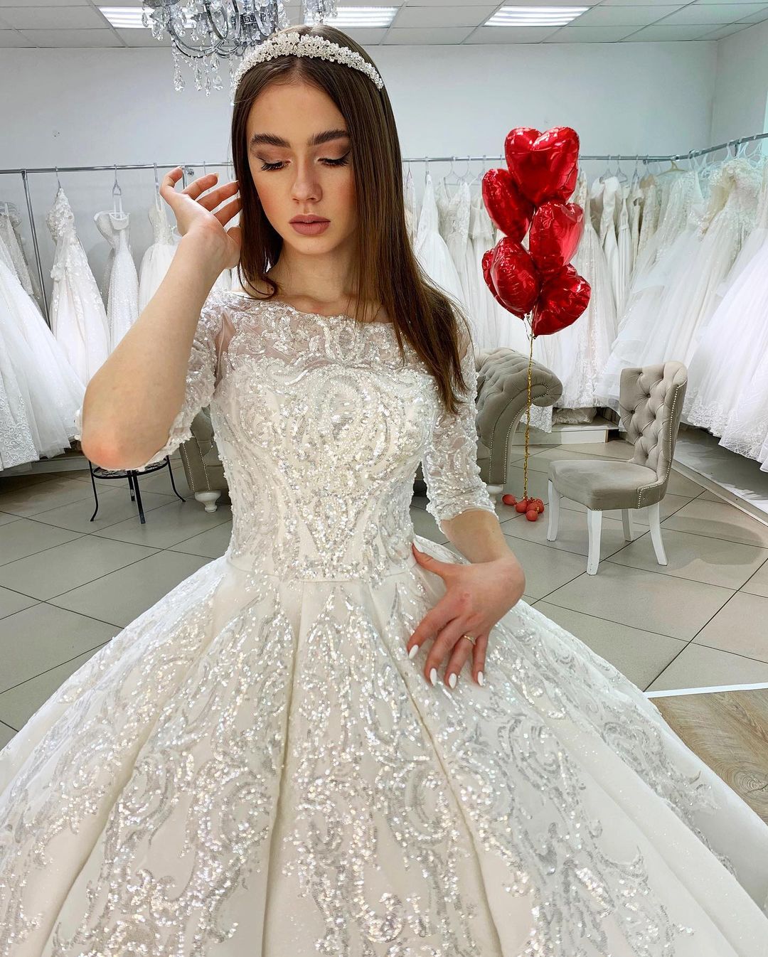 Wunderschönes bodenlanges Bateau-Brautkleid im Prinzessin-Stil aus Satin mit langen Ärmeln und Spitzenapplikationen