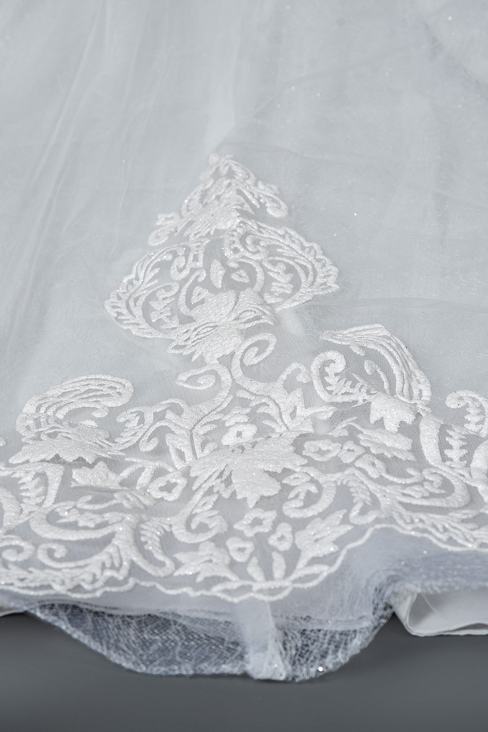 Elegantes Ballkleid-Hochzeitskleid aus transparentem Tüll mit Flügelärmeln, Spitze und V-Ausschnitt