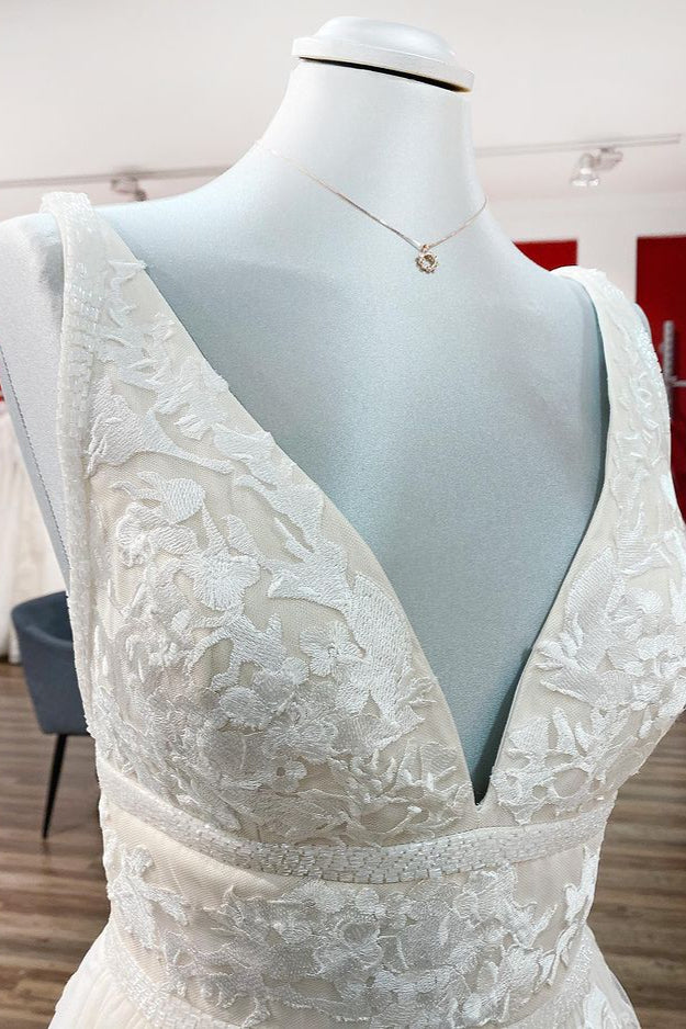 Langes, rückenfreies Brautkleid im Prinzessin-Stil mit V-Ausschnitt und Spitzentüll