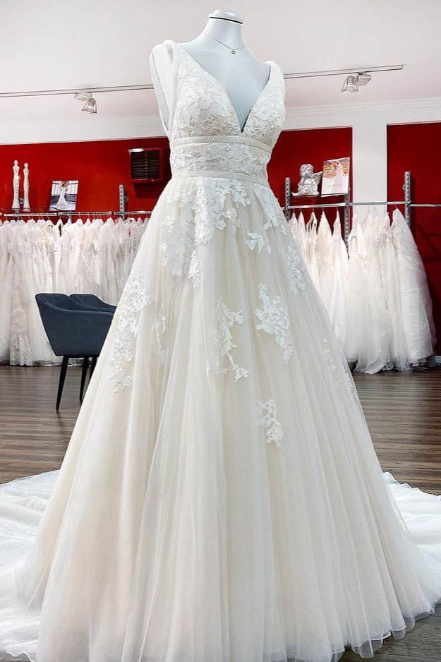 Langes, rückenfreies Brautkleid im Prinzessin-Stil mit V-Ausschnitt und Spitzentüll