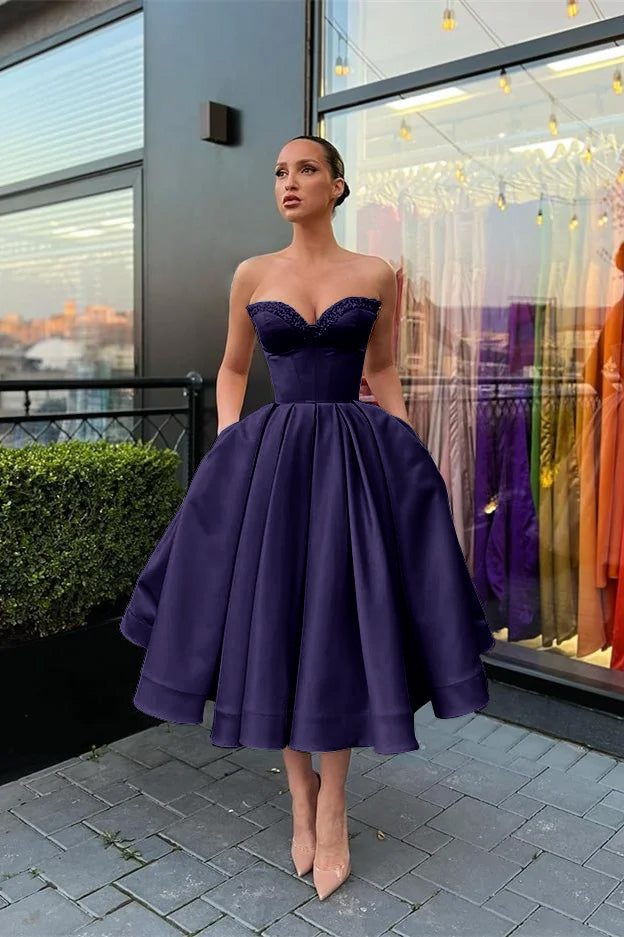 Ärmelloses, kurzes Abendkleid mit Herzausschnitt, Perlenstickerei und Taschen
