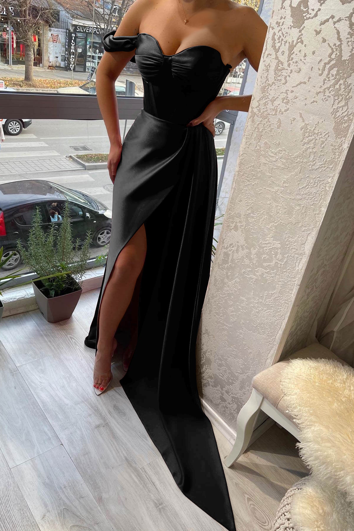 Atemberaubendes, schulterfreies, herzförmiges, geschlitztes Abendkleid mit Rüschen