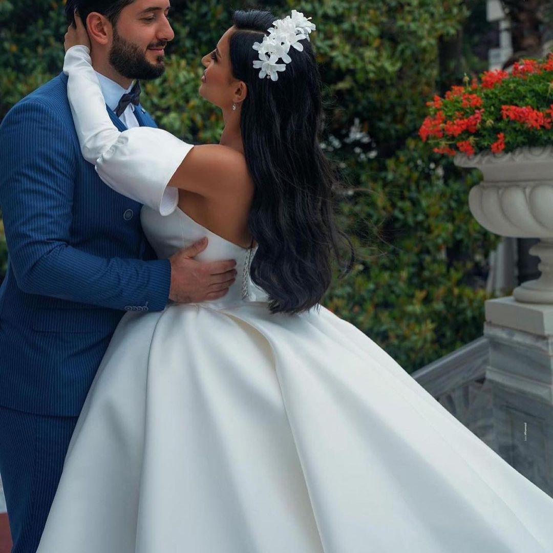 Ärmelloses, herzförmiges Brautkleid im Prinzessin-Stil aus Satin mit Ärmeln