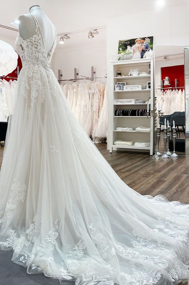 Elegantes, langes A-Linien-Hochzeitskleid aus Spitze mit V-Ausschnitt und Tüll-Spaghettiträgern