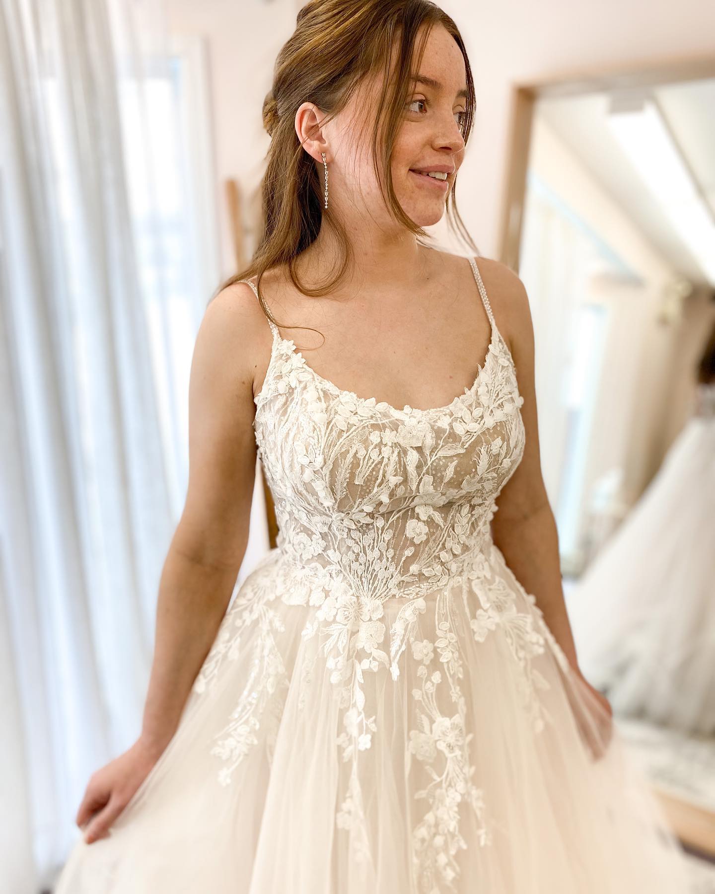 Schlichtes, langes A-Linien-Brautkleid aus Tüll mit Neckholder und Spitze