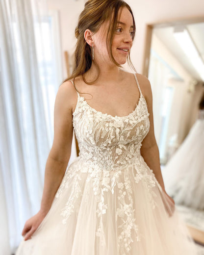 Schlichtes, langes A-Linien-Brautkleid aus Tüll mit Neckholder und Spitze