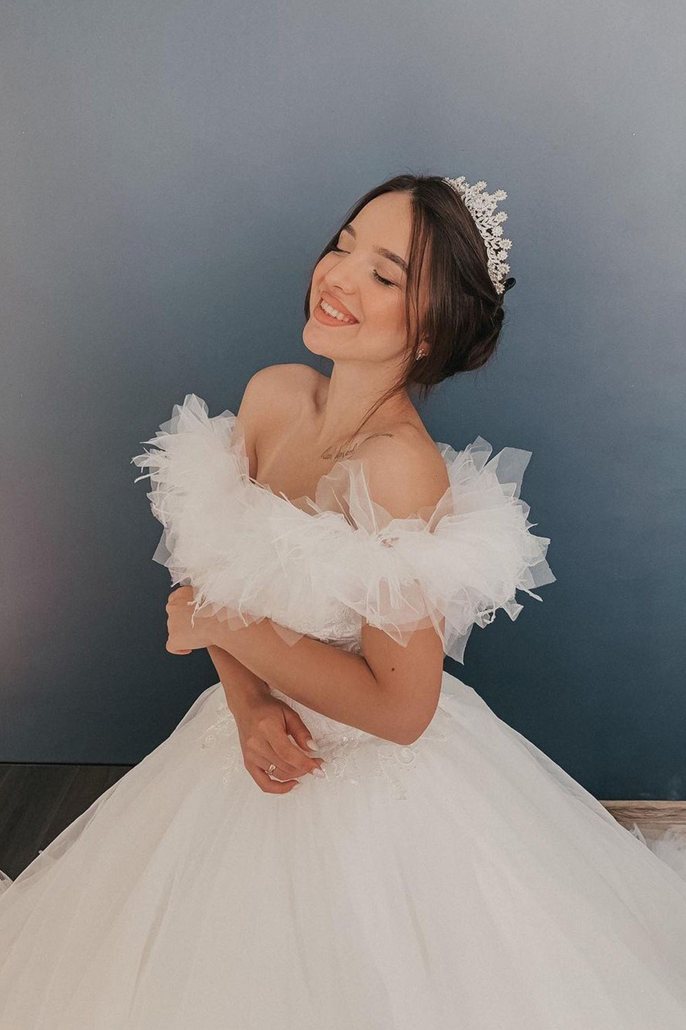 Plissiertes, schulterfreies Ballkleid-Hochzeitskleid mit Tüllrüschen