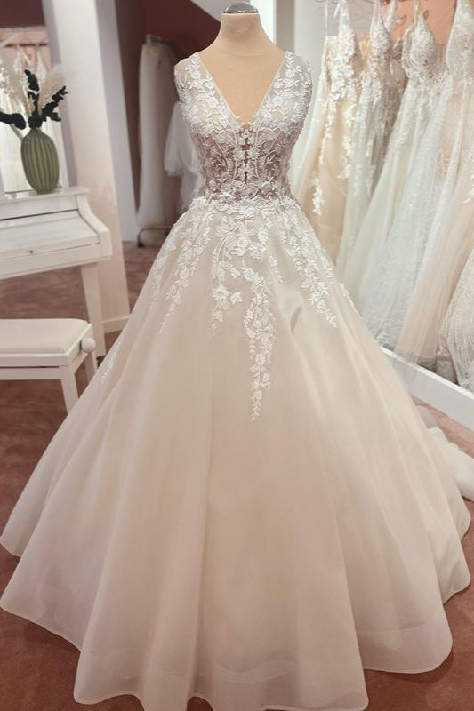 Bodenlanges Brautkleid in A-Linie aus Tüll mit breiten Trägern und Spitzenapplikationen