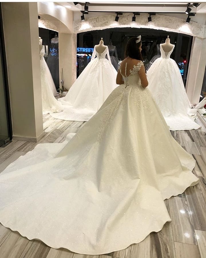Elegantes, langärmeliges, herzförmiges Prinzessin-Brautkleid aus Satin mit Applikationen