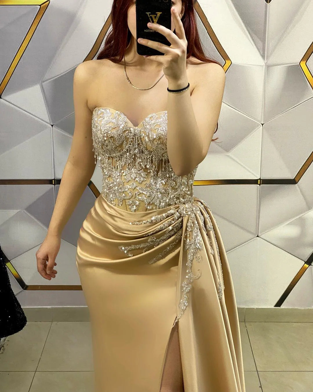 Goldfarbenes, ärmelloses Ballkleid mit V-Ausschnitt und Paillettenapplikationen