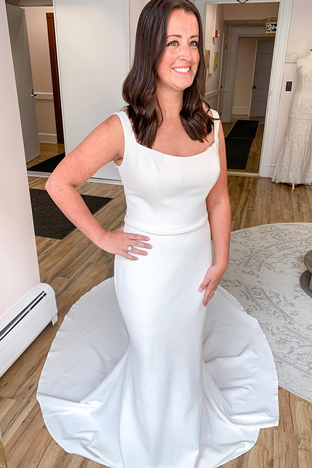 Brautkleid im Meerjungfrau-Stil aus Satin mit Spaghettiträgern und offenem Rücken