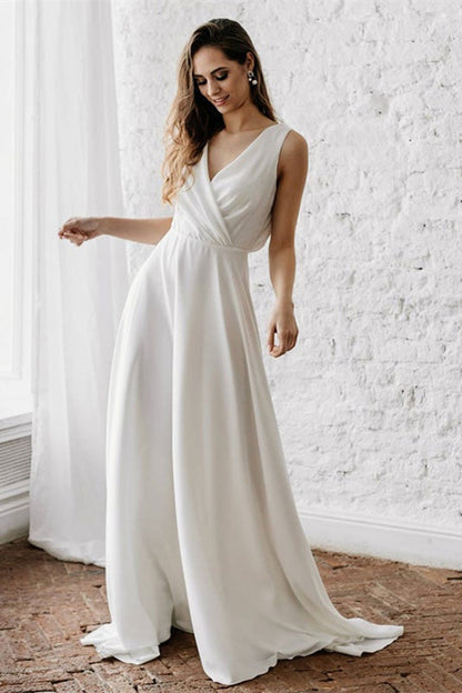 Ärmelloses langes Brautkleid mit V-Ausschnitt