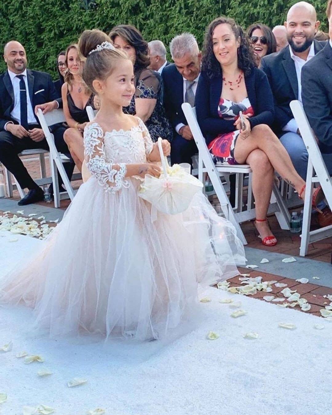 Finden Sie bei babyonlinedress.de Wunderschöne Blumenmädchenkleider Günstig online. Kinder Hochzeitskleider für Sie zur Hochzeitsparty gehen.