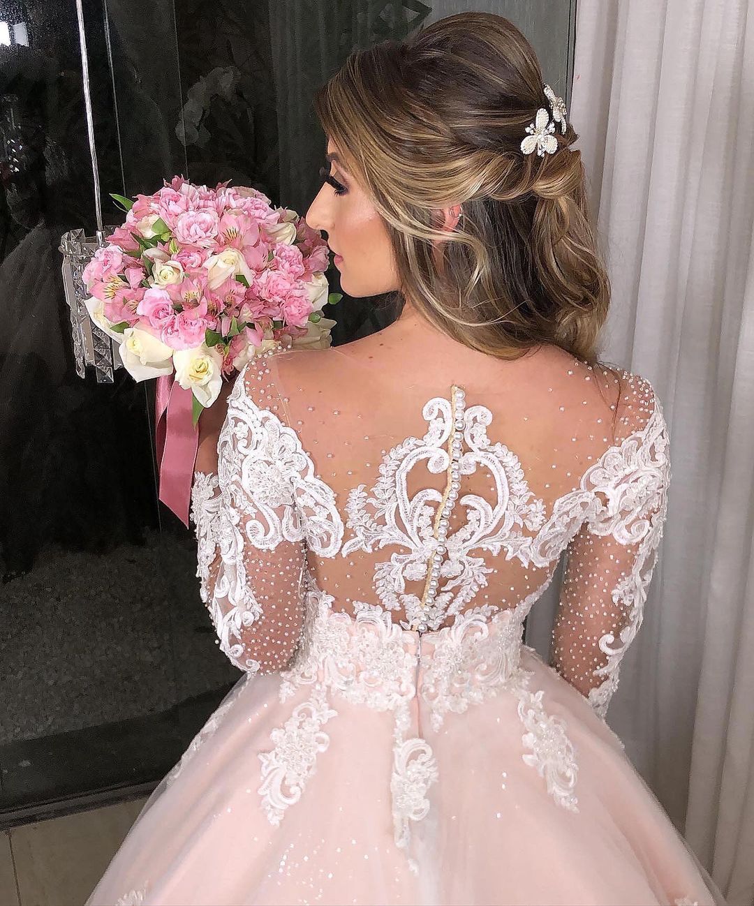 Langärmliges, schulterfreies Brautkleid im Prinzessin-Stil mit Spitzenapplikationen