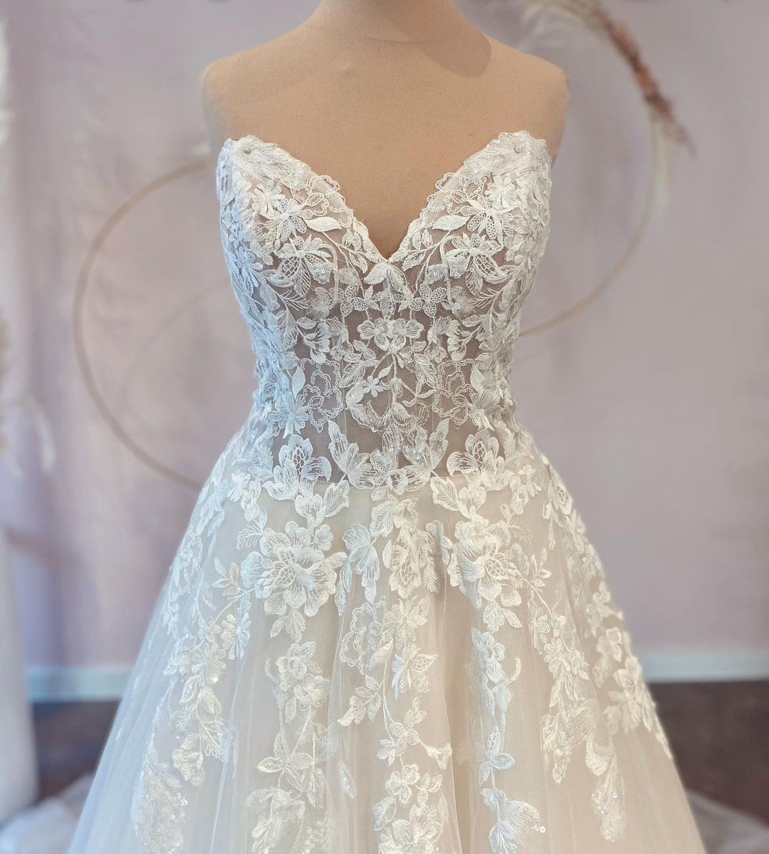 Langes A-Linien-Brautkleid aus Tüll mit Herzausschnitt und Spitzenapplikationen
