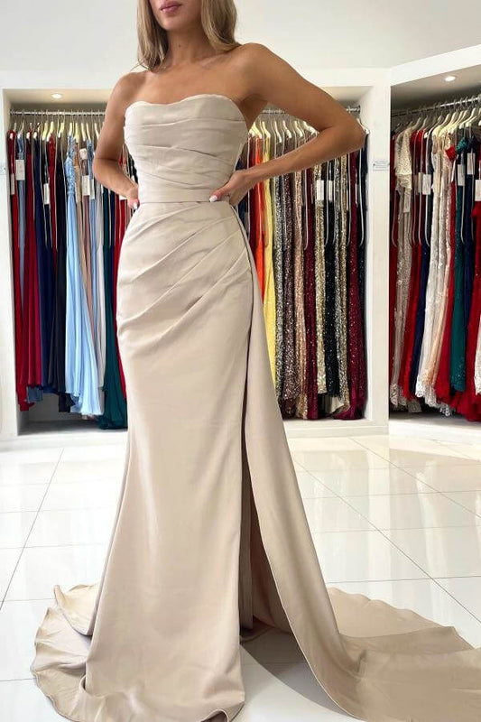 Elegantes trägerloses Abendkleid im Meerjungfrau-Stil mit Schlitz im Angebot