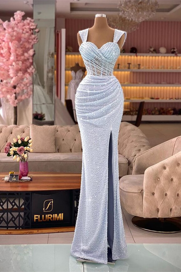 Glamouröses, schulterfreies, geschlitztes Abendkleid im Meerjungfrau-Stil mit Pailletten und Falten