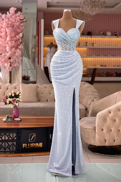 Glamouröses, schulterfreies, geschlitztes Abendkleid im Meerjungfrau-Stil mit Pailletten und Falten