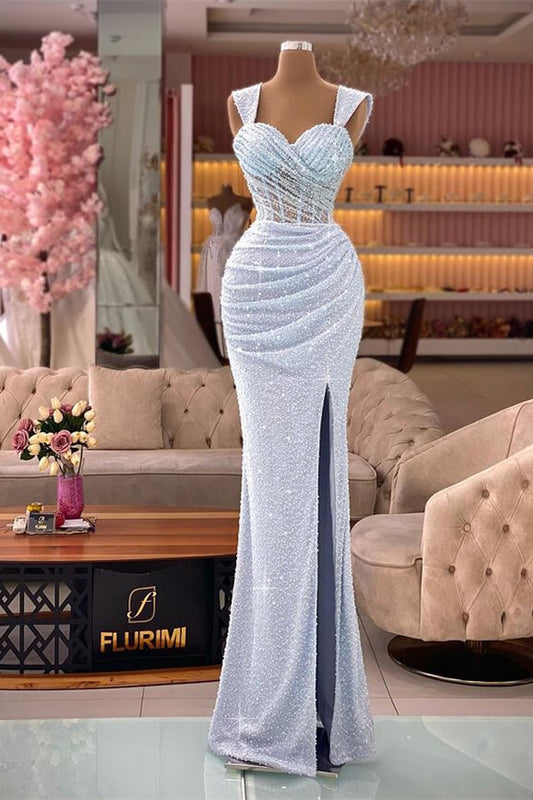 Glamouröses, schulterfreies, geschlitztes Abendkleid im Meerjungfrau-Stil mit Pailletten und Falten