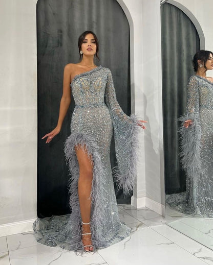 Schweres Ballkleid mit Federn, One-Shoulder-Ärmel und Perlen