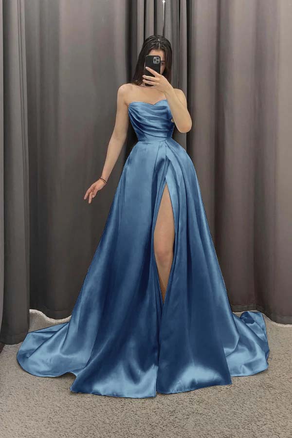 Weißes, schulterfreies, herzförmiges Brautkleid in A-Linie mit hohem Schlitz