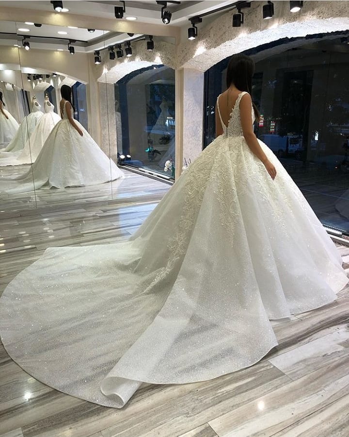Ballkleid-Brautkleid mit herzförmigem Spaghettiträger, applizierter Spitze und Pailletten