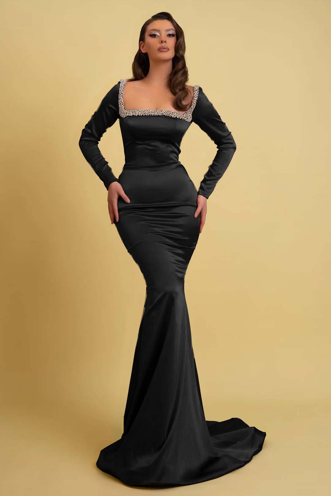 Burgunderrotes Ballkleid mit Charmeuse, langen Ärmeln, Meerjungfrau und Perlenverzierung