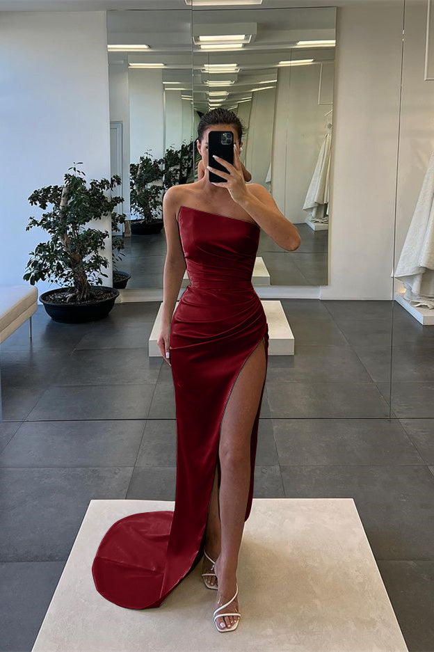 Ärmelloses, trägerloses, langes Abendkleid im Meerjungfrau-Stil mit Schlitz
