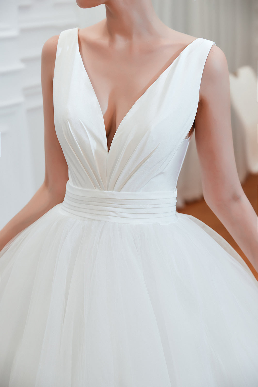 Bodenlanges Brautkleid mit breiten Trägern und tiefem V-Ausschnitt aus Tüll in A-Linie