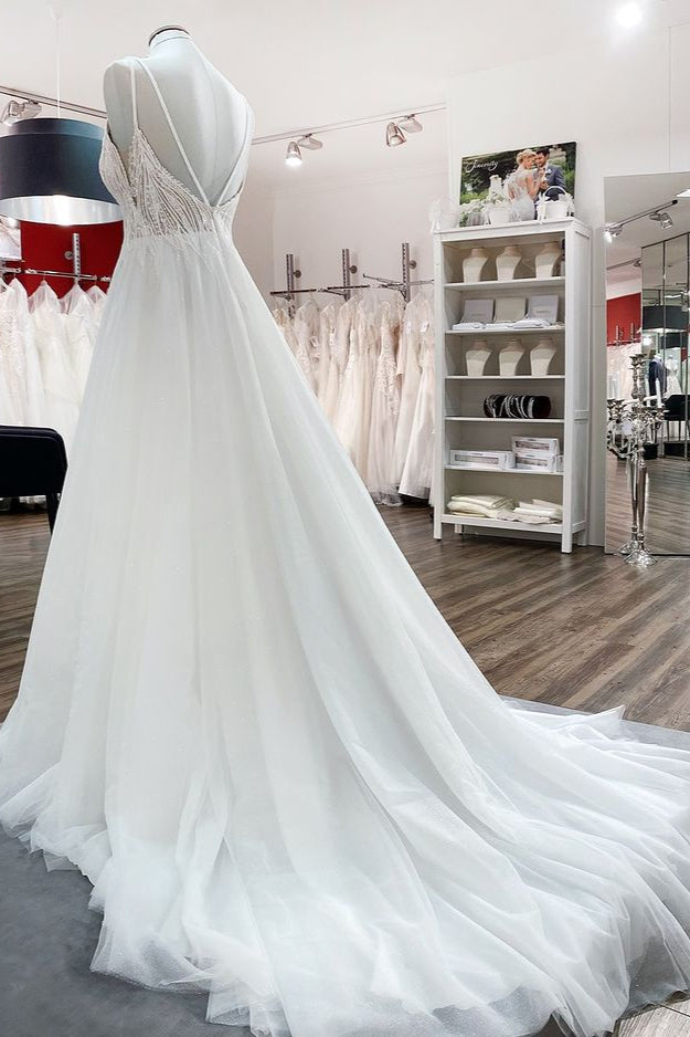 Ärmelloses, rückenfreies Brautkleid mit V-Ausschnitt, Pailletten, Rüschen und A-Linie-Tüll