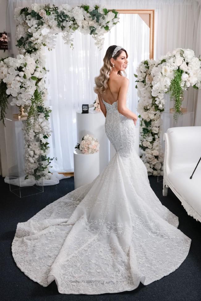 Bodenlanges Brautkleid im Meerjungfrau-Stil mit Herzausschnitt, rückenfrei und mit Spitzenapplikationen