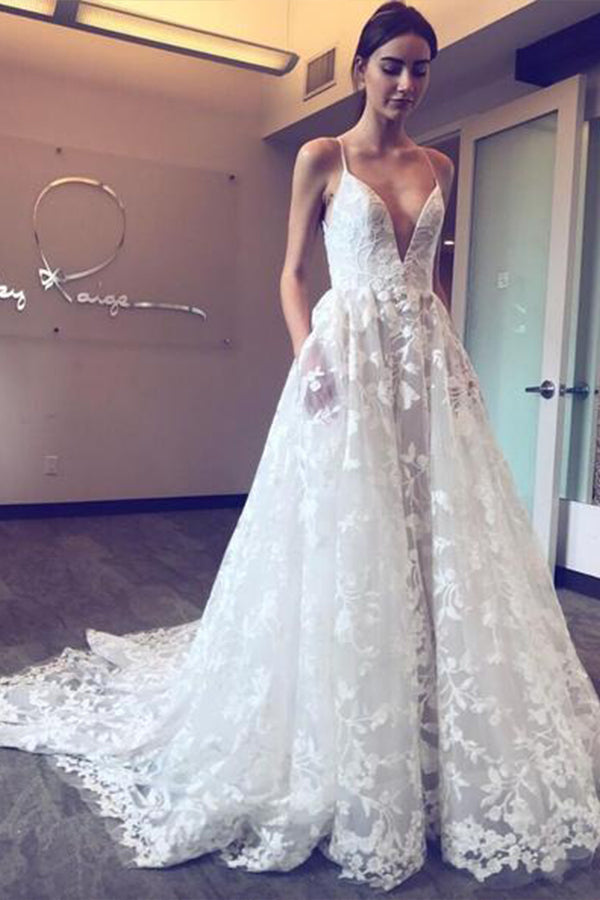 Boho-Brautkleid mit Spaghettiträgern, A-Linie, V-Ausschnitt und Applikationen