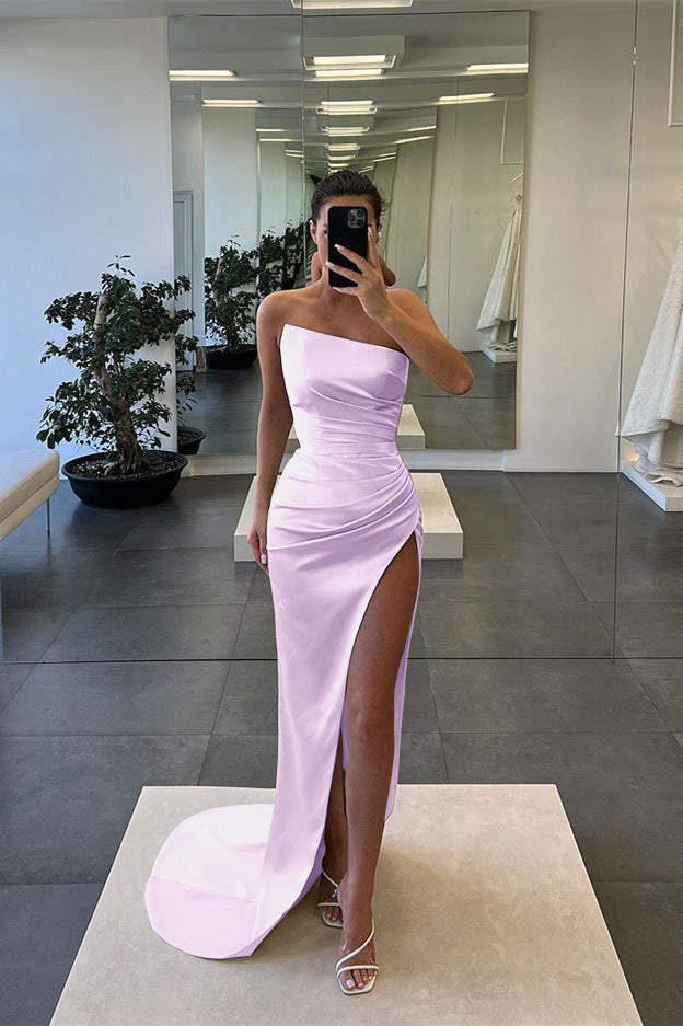 Ärmelloses, trägerloses, langes Abendkleid im Meerjungfrau-Stil mit Schlitz
