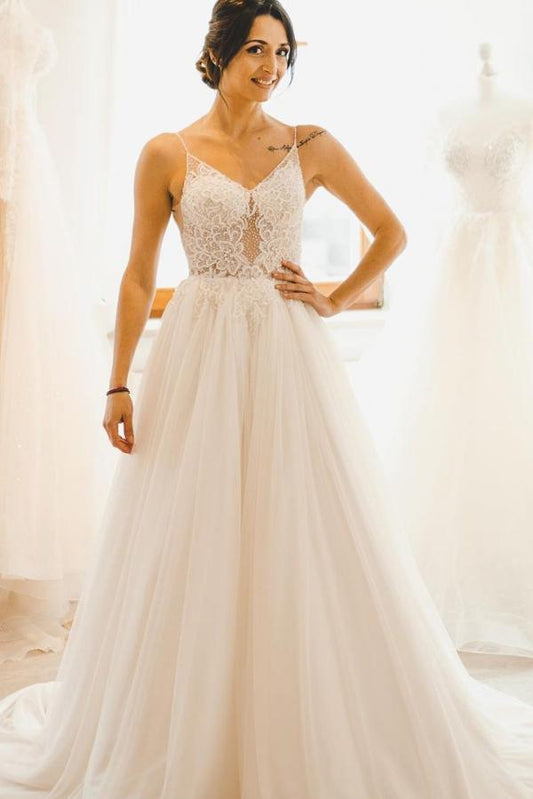 Langes A-Linien-Brautkleid mit Spaghettiträgern und Tüll, ärmellos