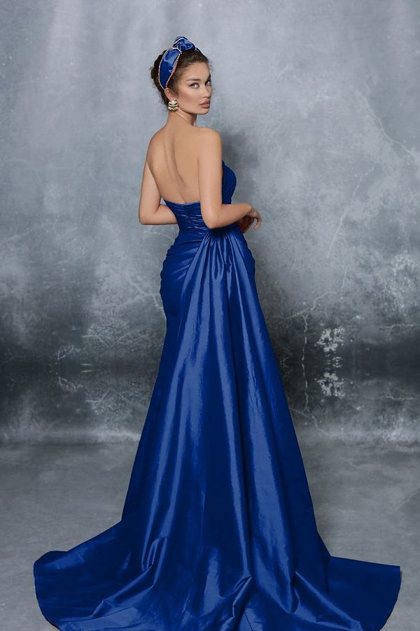 Elegantes blaues, ärmelloses, trägerloses Ballkleid mit Schlitzfalten