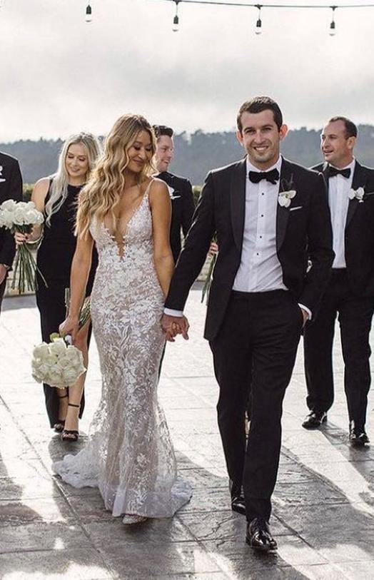 Ärmelloses Juwelen-Meerjungfrau-Brautkleid mit Spaghettiträgern und V-Ausschnitt aus Spitze