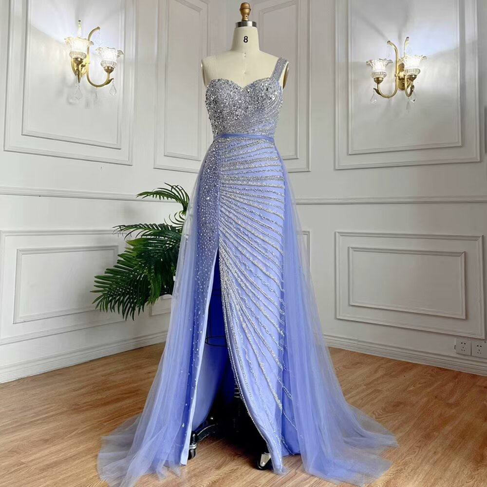 Elegantes, ärmelloses, schulterfreies Abendkleid im Meerjungfrau-Stil mit Pailletten und Tüll-Überrock