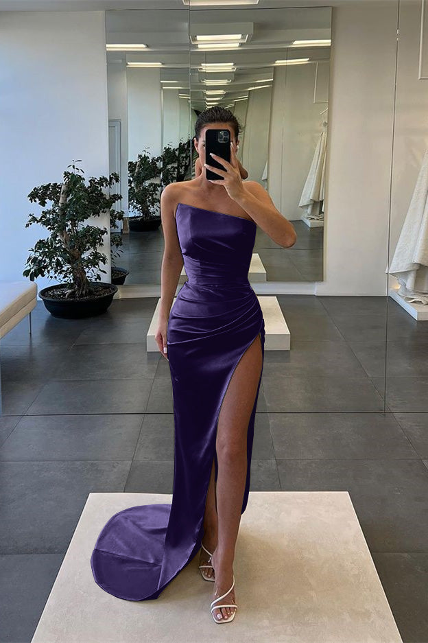 Ärmelloses, trägerloses, langes Abendkleid im Meerjungfrau-Stil mit Schlitz