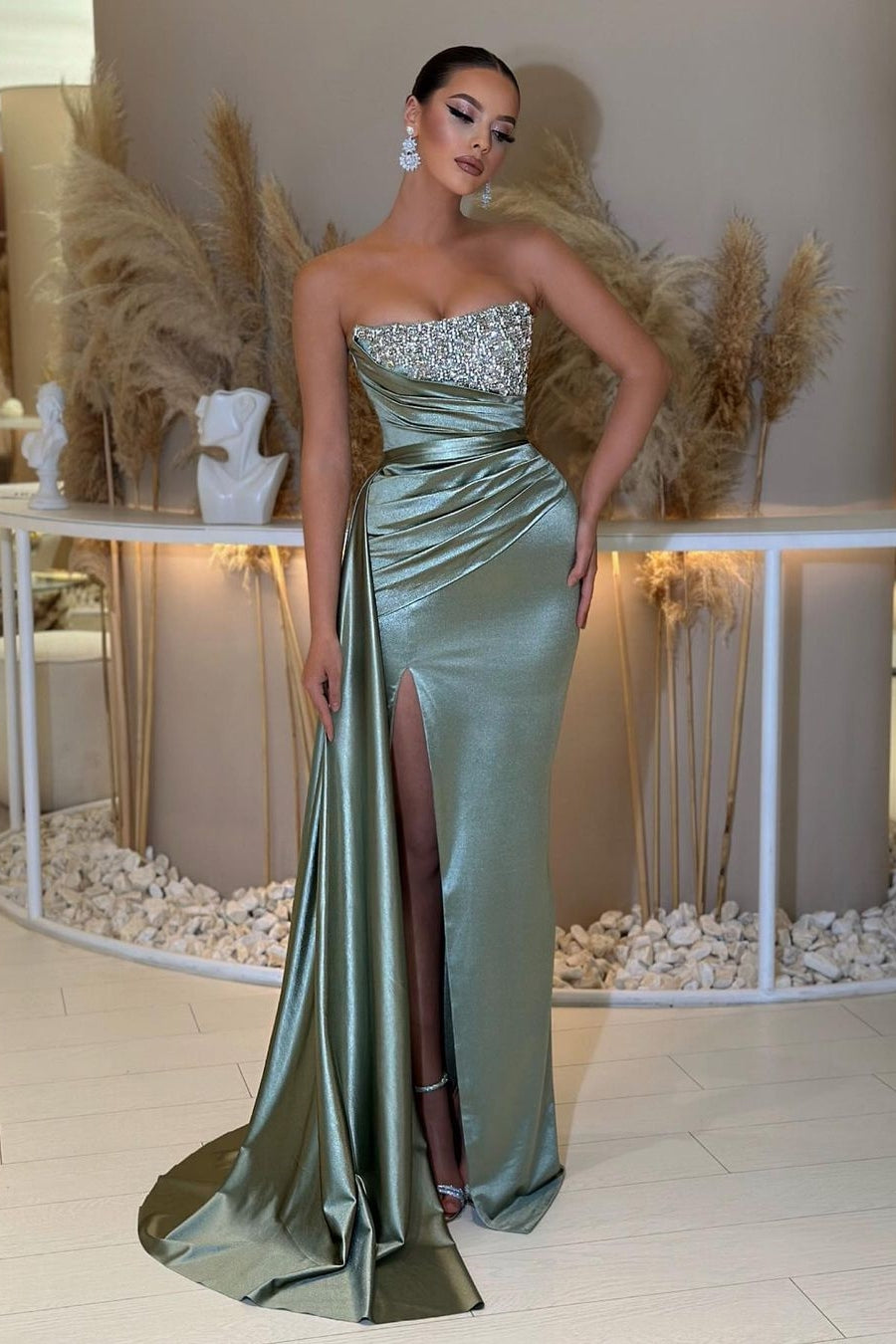 Schickes, glamouröses grünes ärmelloses Ballkleid mit hohem Schlitz |  Ovlias