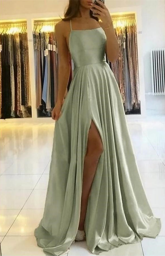 Salbeigrünes, langes, plissiertes Ballkleid mit Spaghettiträgern und Schlitz